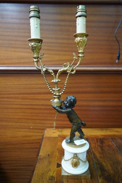 Paire de candélabres en métal doré et bronze...
