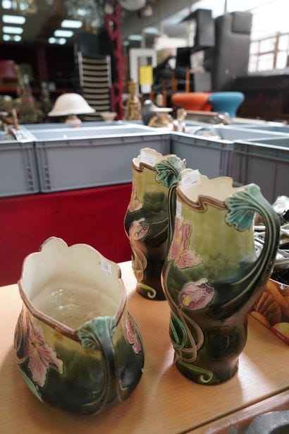Garniture en barbotine comprenant: 1 jardiniere...