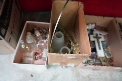 Réunion de flacons de parfum, crucifix, paire...