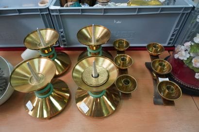 Suite de quatre pique-cierges en métal doré,...