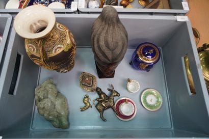 Lot comprenant : vase en faïence de Satsuma,...