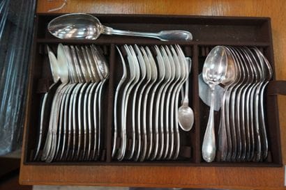 *Partie de ménagère en métal argenté et couverts...