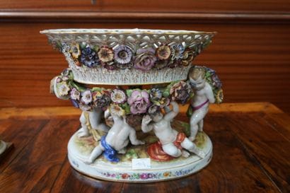 Germany. Coupe ovale en porcelaine polychrome...