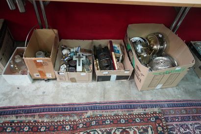 Réunion de flacons de parfum, crucifix, paire...
