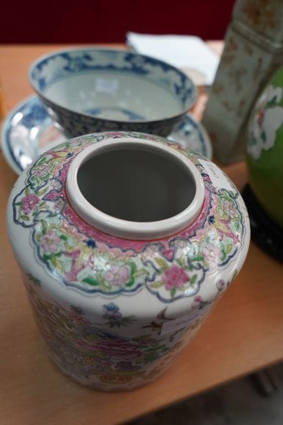 Vase en porcelaine à décor en réserves de...