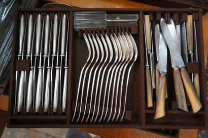 *Partie de ménagère en métal argenté et couverts...