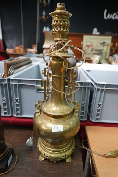 Pied de lampe à pétrole, en métal doré de...