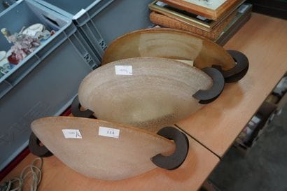 Trois appliques en verre fumé dans les tons...