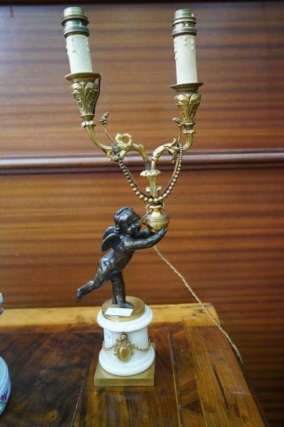 Paire de candélabres en métal doré et bronze...