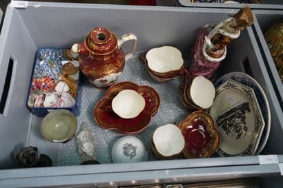 Partie de service à café en porcelaine émaillée...