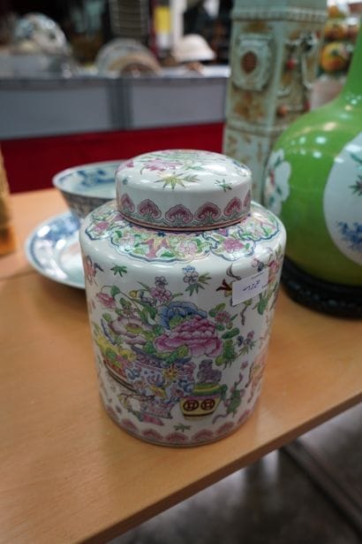 Vase en porcelaine à décor en réserves de...