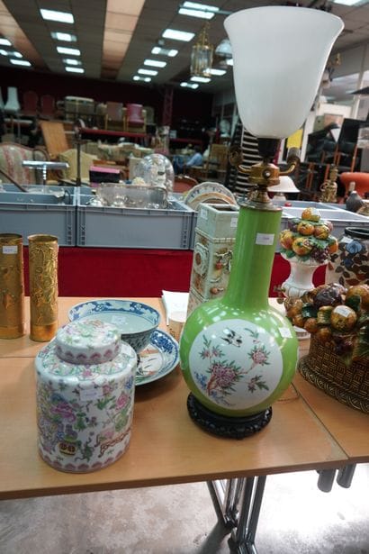 Vase en porcelaine à décor en réserves de...