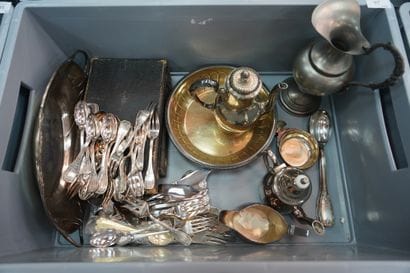 *Ensemble en métal argenté comprenant coupes,...