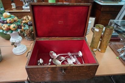 *Partie de ménagère en métal argenté et couverts...