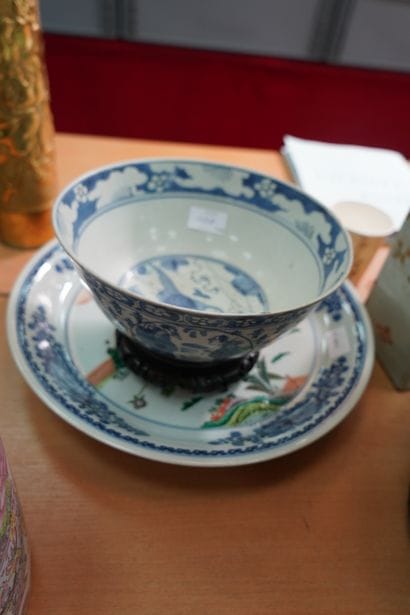 Vase en porcelaine à décor en réserves de...