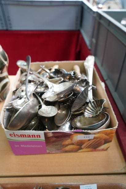 Très importante réunion de couverts de service...