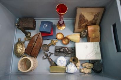 *Réunion d'objets de vitrine comprenant Sainte-Cécile...