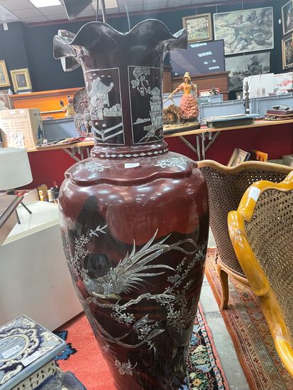 Vase balustre en carton bouilli, laque et...