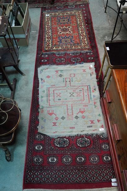 Réunion de tapis orientaux et de style, à...