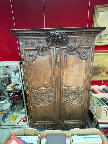 Armoire de mariage en bois naturel et sculpté...