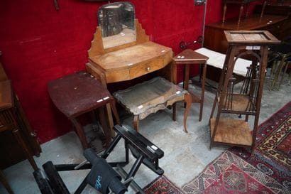 Coiffeuse en bois plaqué ornée d'un miroir...