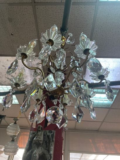 Lustre en laiton à huit bras de lumière mouvementés,...