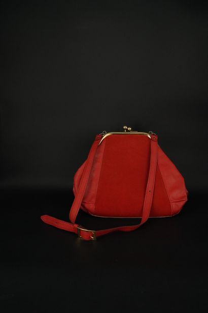 Réunion de deux pochettes et un sac, en l’état

-	1...