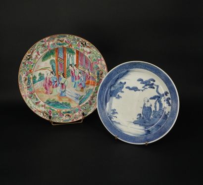 Deux assiettes en porcelaine, l'une à décor...
