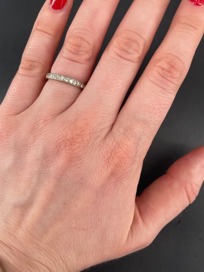 Alliance américaine en or gris 18K (750 millièmes)...