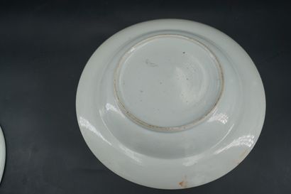 Deux assiettes en porcelaine, l'une à décor...