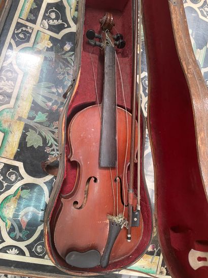 Un violon dans sa boîte.