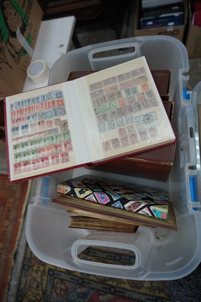 Lot de timbres en albums et vrac. Trois ...
