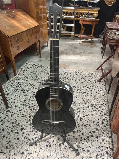 Une guitare STAGG et son support.