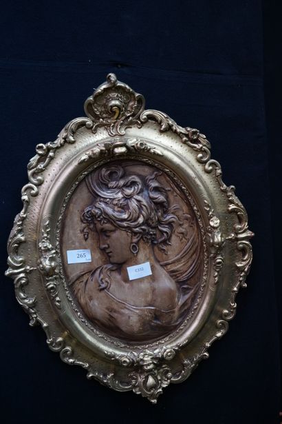 Ecole moderne, Portrait de femme, bas-relief...