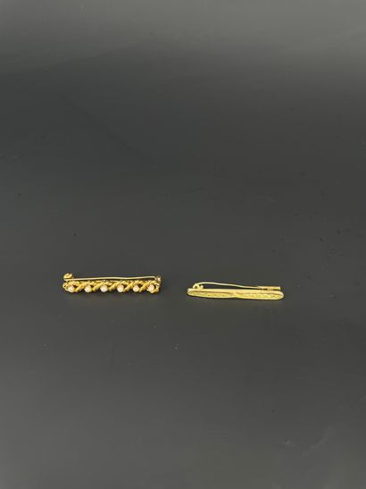 Deux broches en or 18K (750 millièmes), l'une...