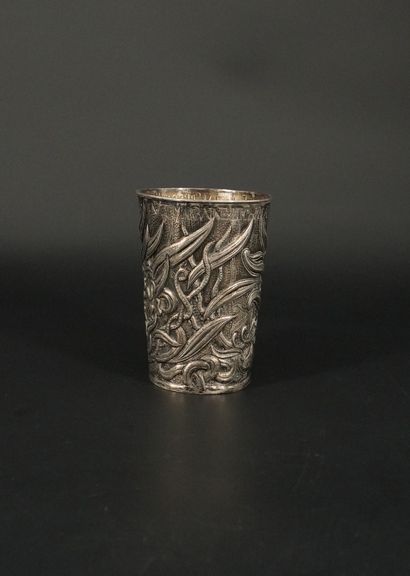 Timbale en argent à décor en repoussé de...