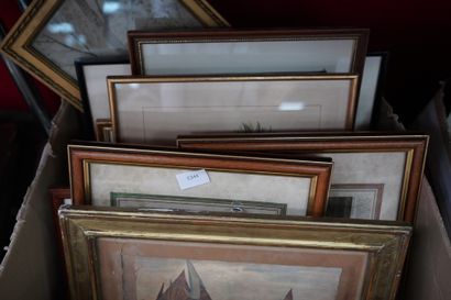 Réunion de pièces encadrées : photographies,...