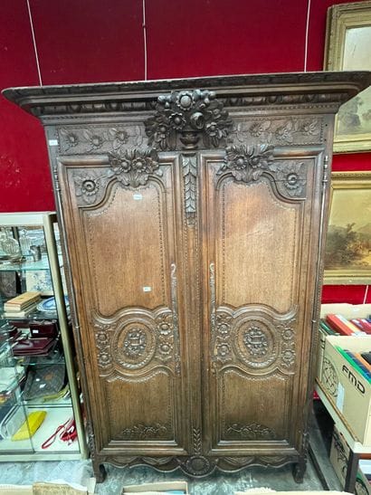 Armoire de mariage en bois naturel et sculpté...