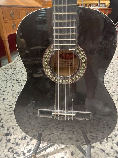 Une guitare STAGG et son support.