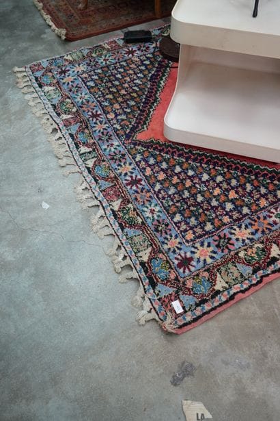 Un tapis berbère à décor géométrique polychrome....