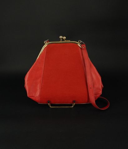 Réunion de deux pochettes et un sac, en l’état

-	1...