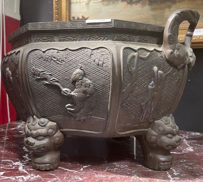 Cache-pot en bronze à décor de frises grecques,...