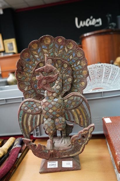 Groupe en bois sculpté à décor d'un phén...