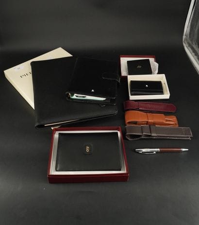 Lot de maroquinerie : agenda, portefeuille,...