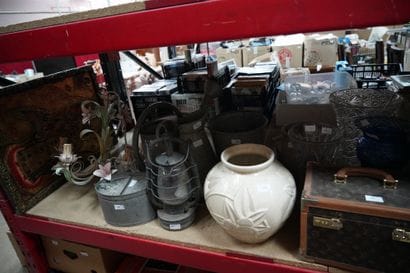 Réunion de bibelots : vase Art déco, vases...