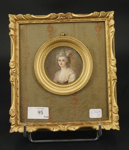 Miniature ronde de jeune femme dans le gout...