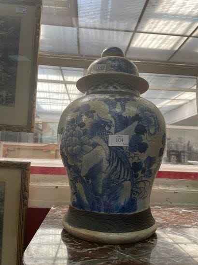 CHINE, Potiche en céramique à décor blanc...