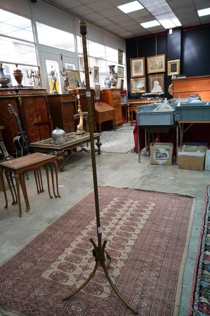 Paire d'éléphants en céramique émaillée....