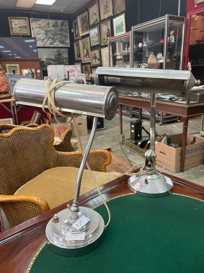 Deux lampes de bureau en métal chromé, c....