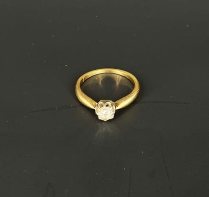 Bague en or 18K (750 millièmes) griffée d'un...